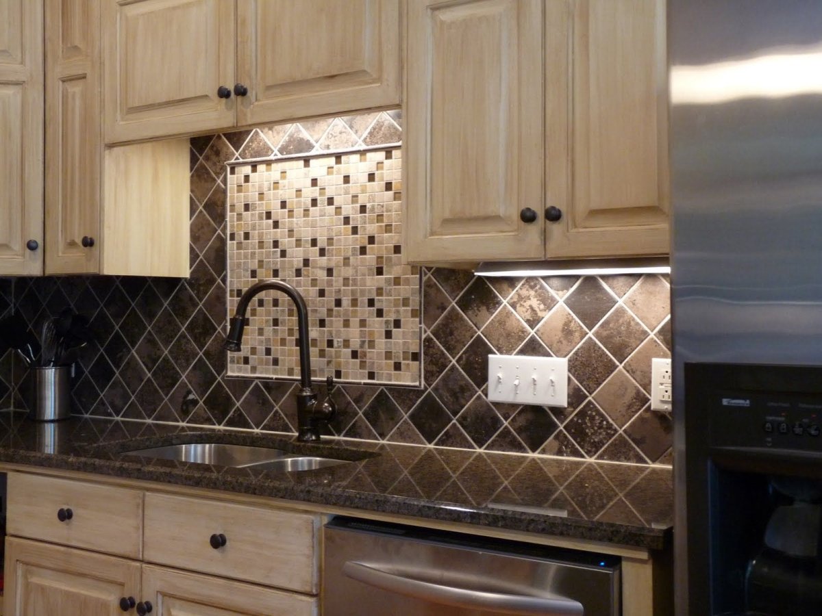 Коричневая плитка на кухне фартук
