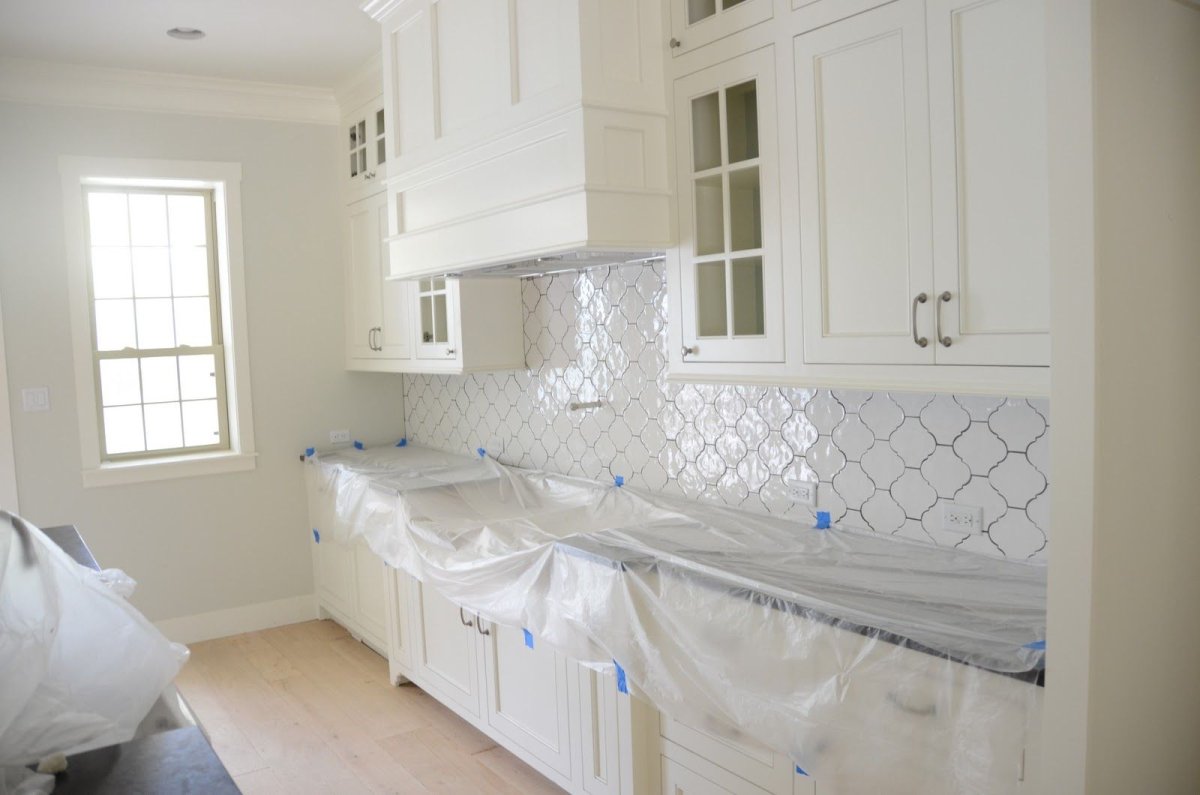 Плитка Арабеска на кухонном фартуке