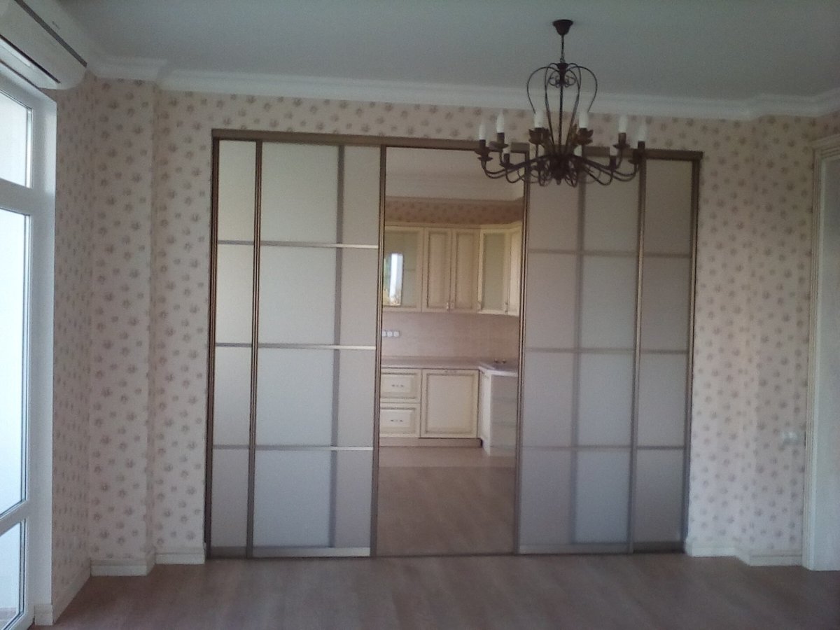 Шкаф между комнатами