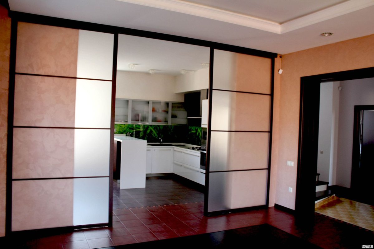 Двери купе между кухней и гостиной