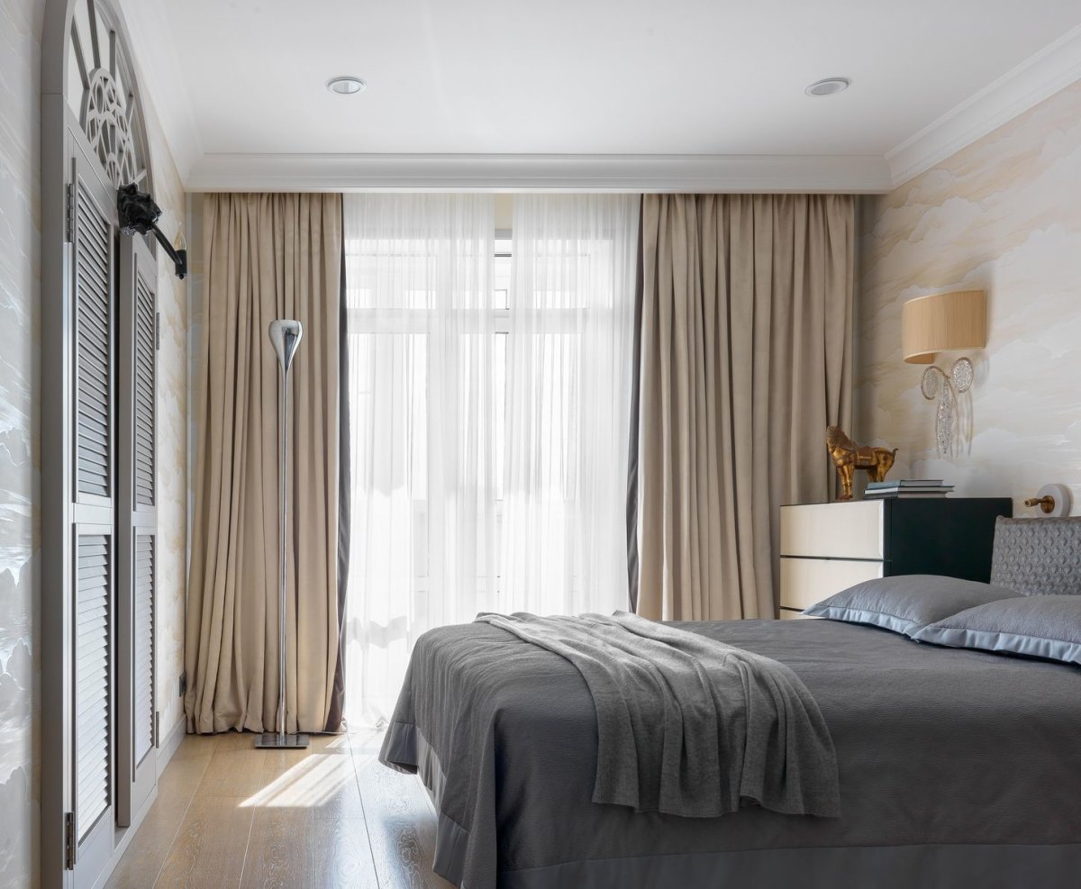 Декор стены в спальне напротив кровати