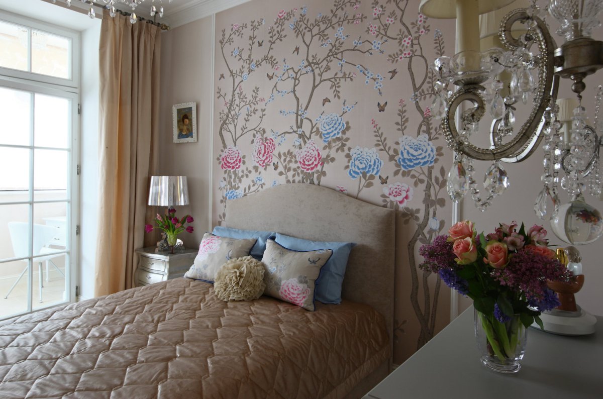 Декор в спальне напротив кровати