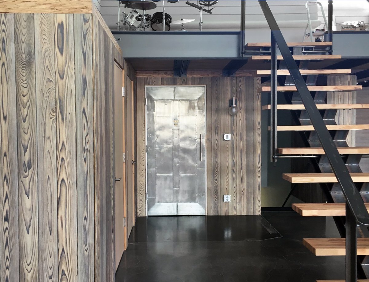 Навесной фасад из обожженного дерева