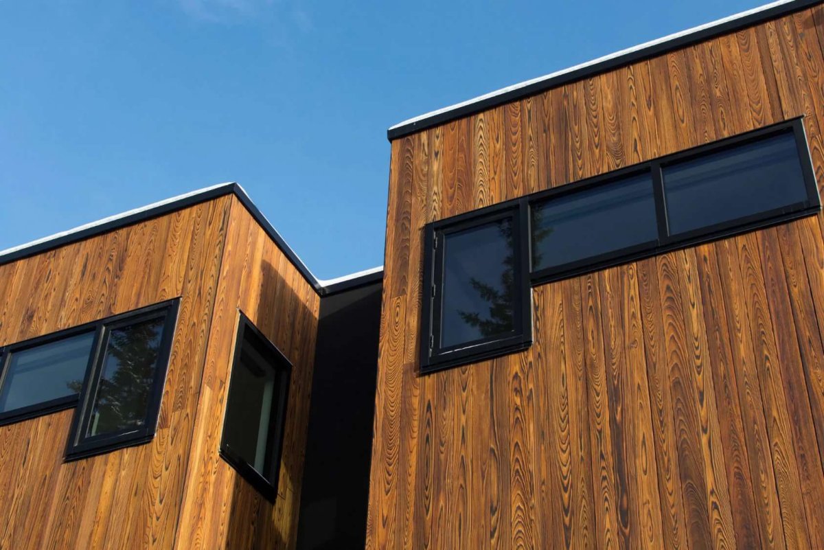 Серый планкен на фасаде