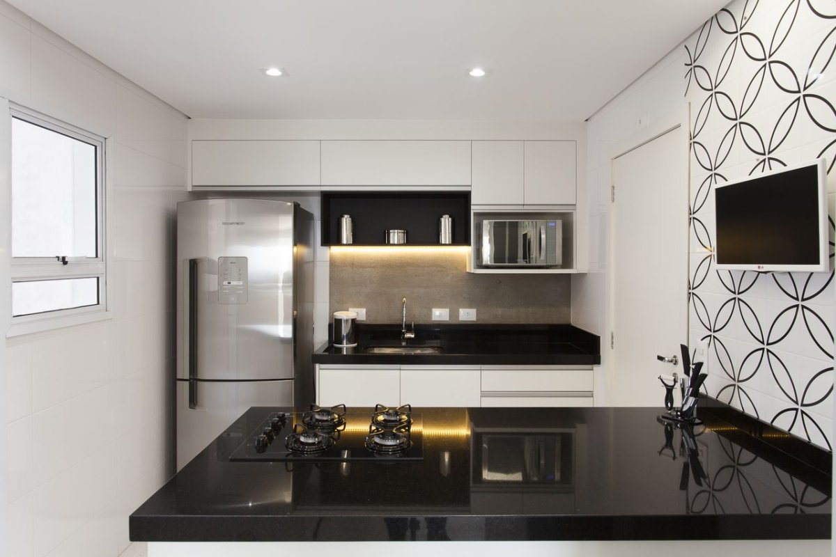 Прямая кухня с телевизором на стене