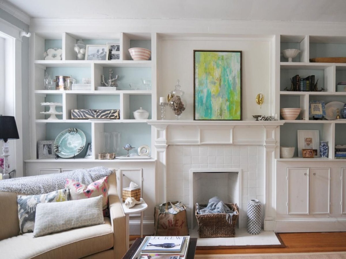 Встроенные полки в ванной