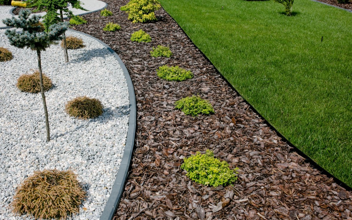 Мульчирование клумбы мраморной крошкой