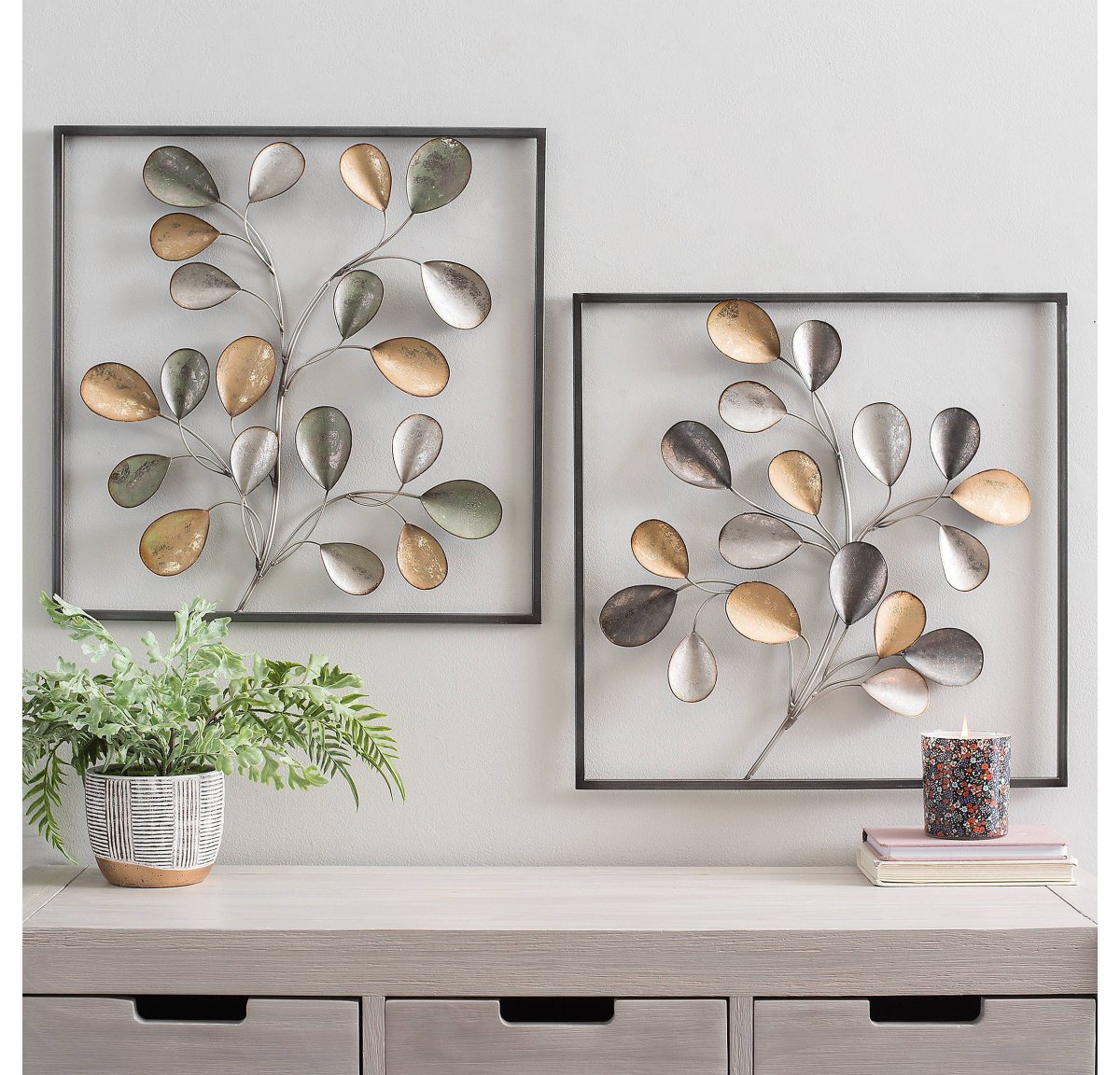 Декоративное панно из зеркал на стене