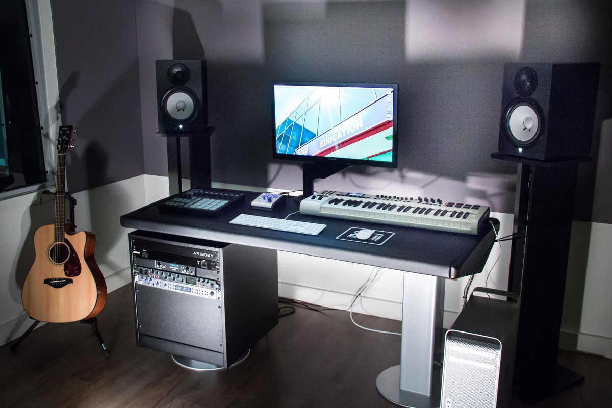 Стол для студии звукозаписи