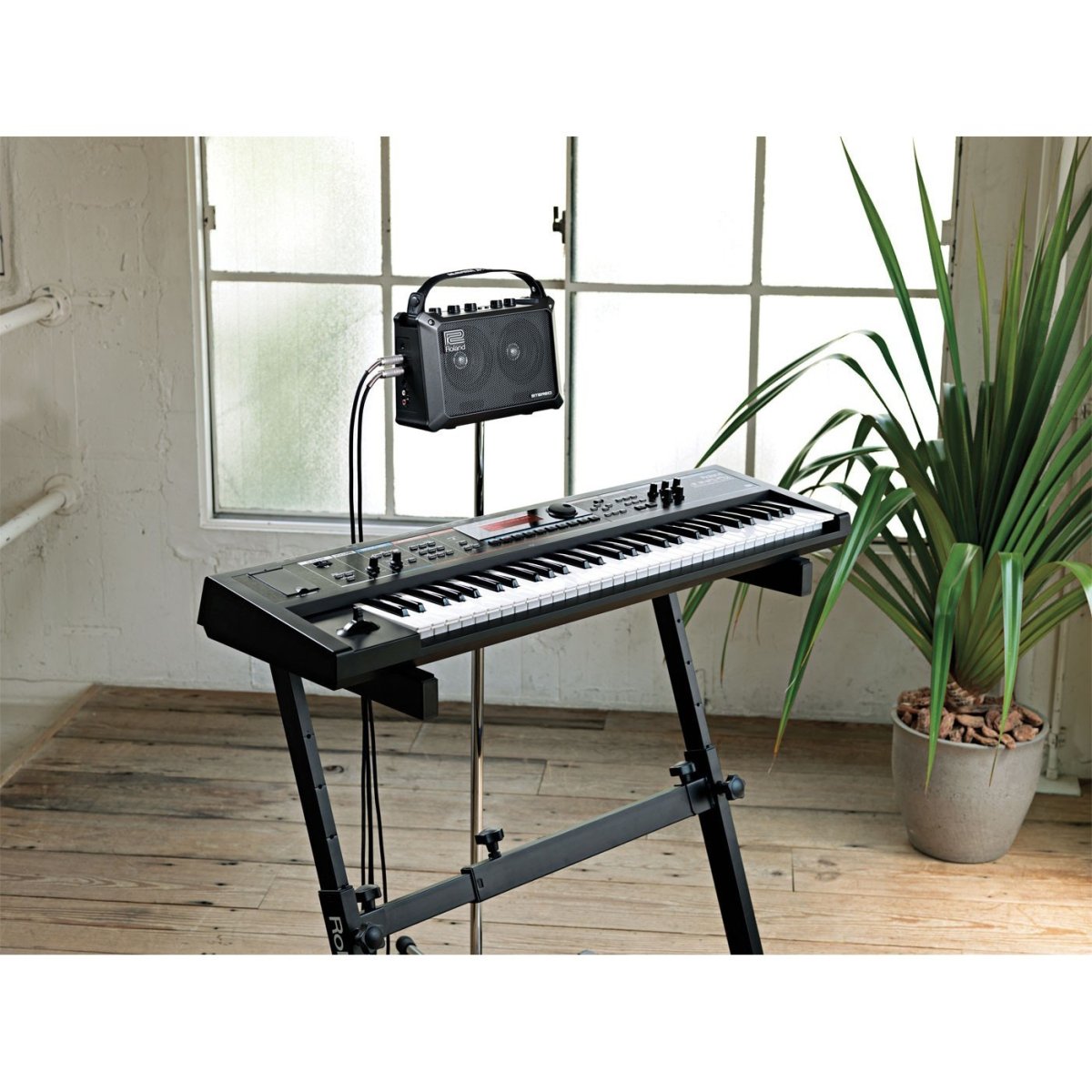 Синтезатор в комнате