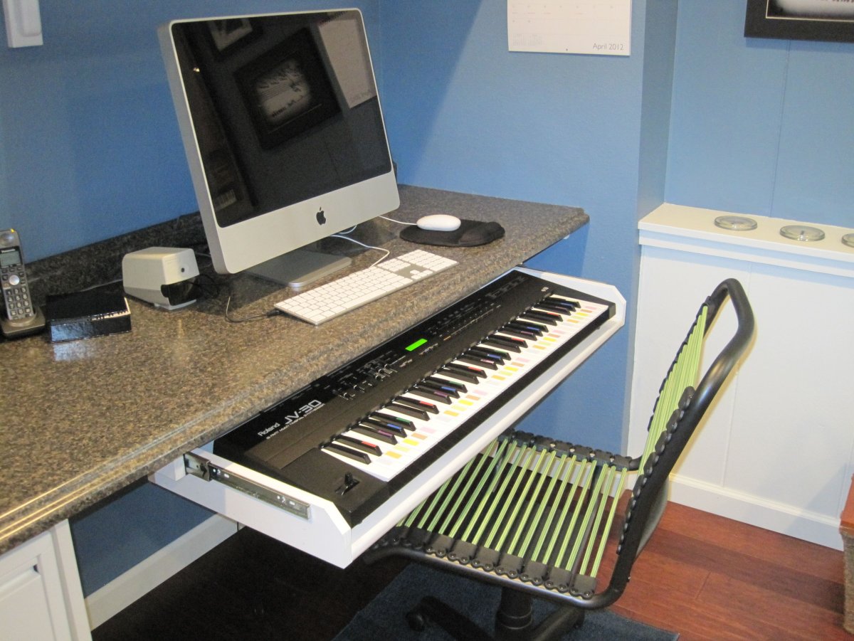 Компьютерный стол с пианино