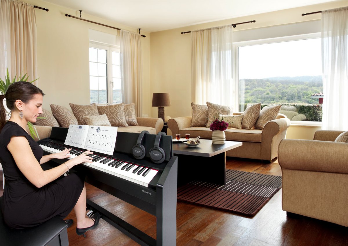 Синтезатор в интерьере гостиной