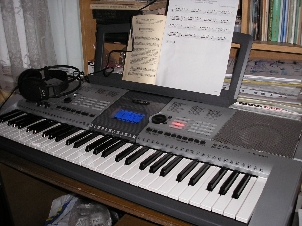 Игра на синтезаторе Yamaha