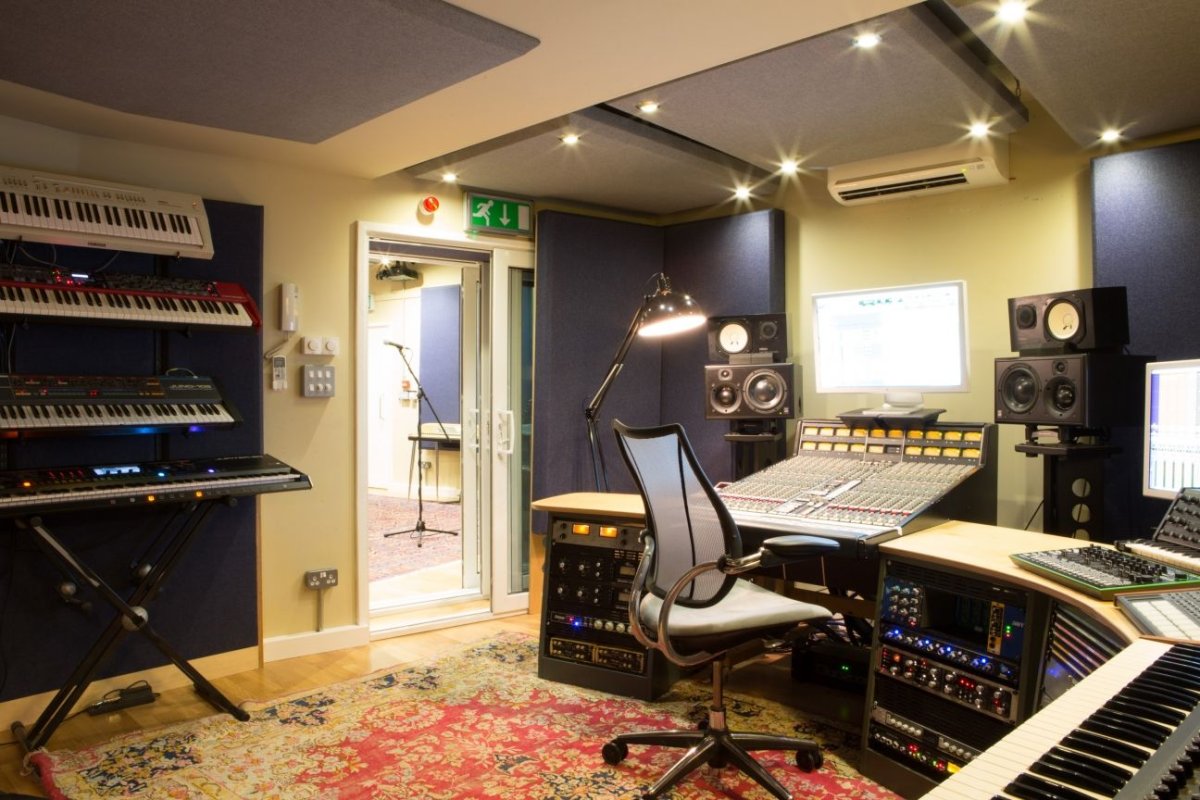 Пианино в интерьере маленькой комнаты