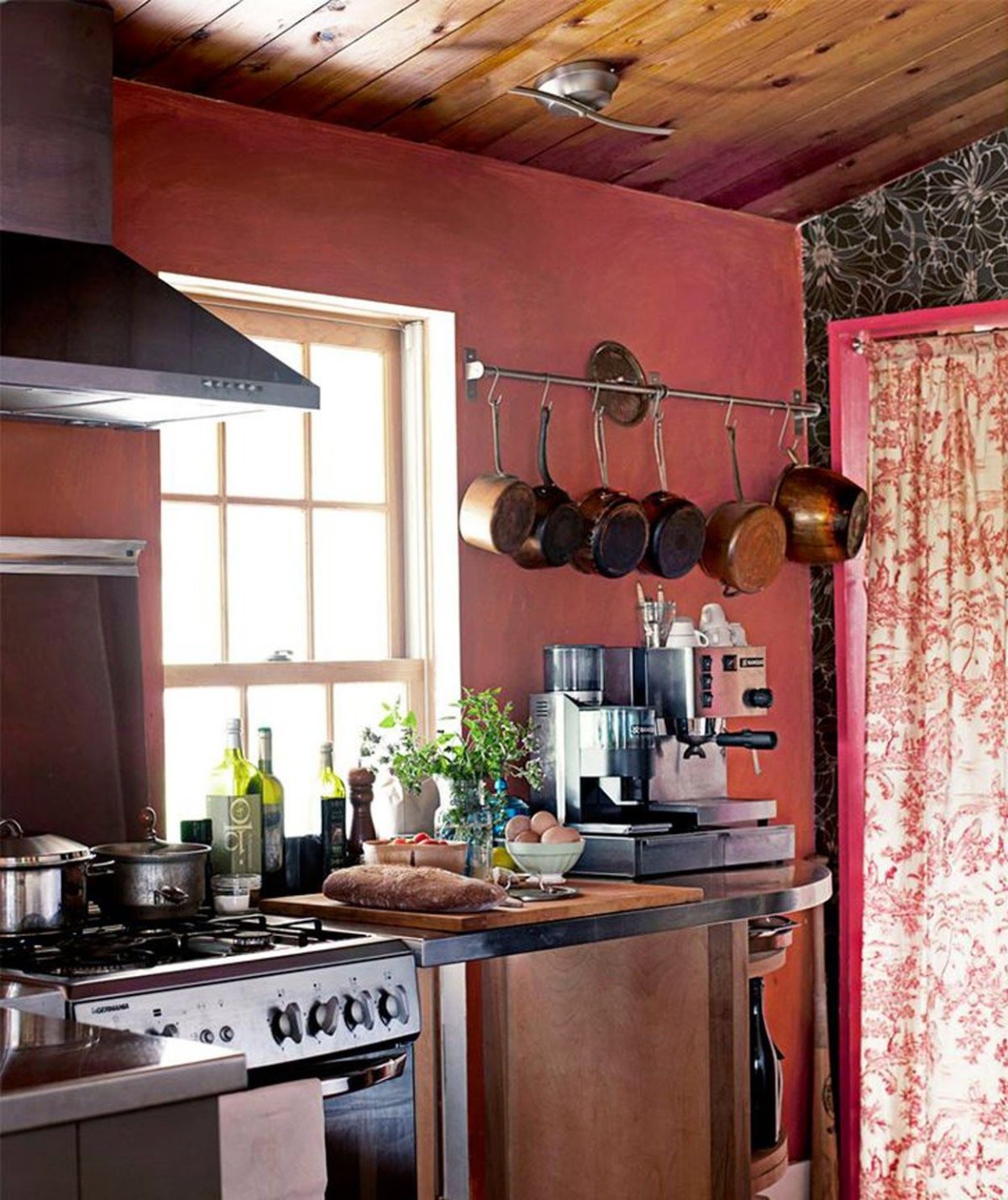 Кухня винного цвета