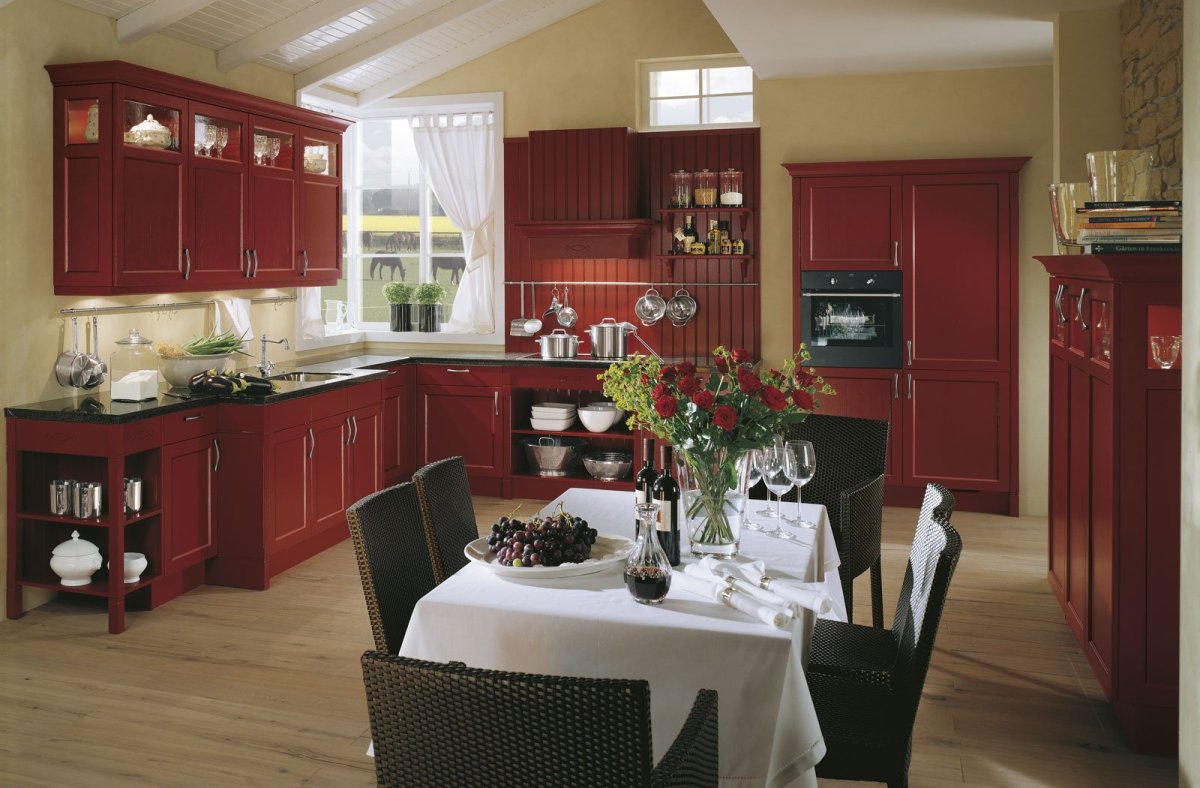 Интерьер маленькой кухни бордовой
