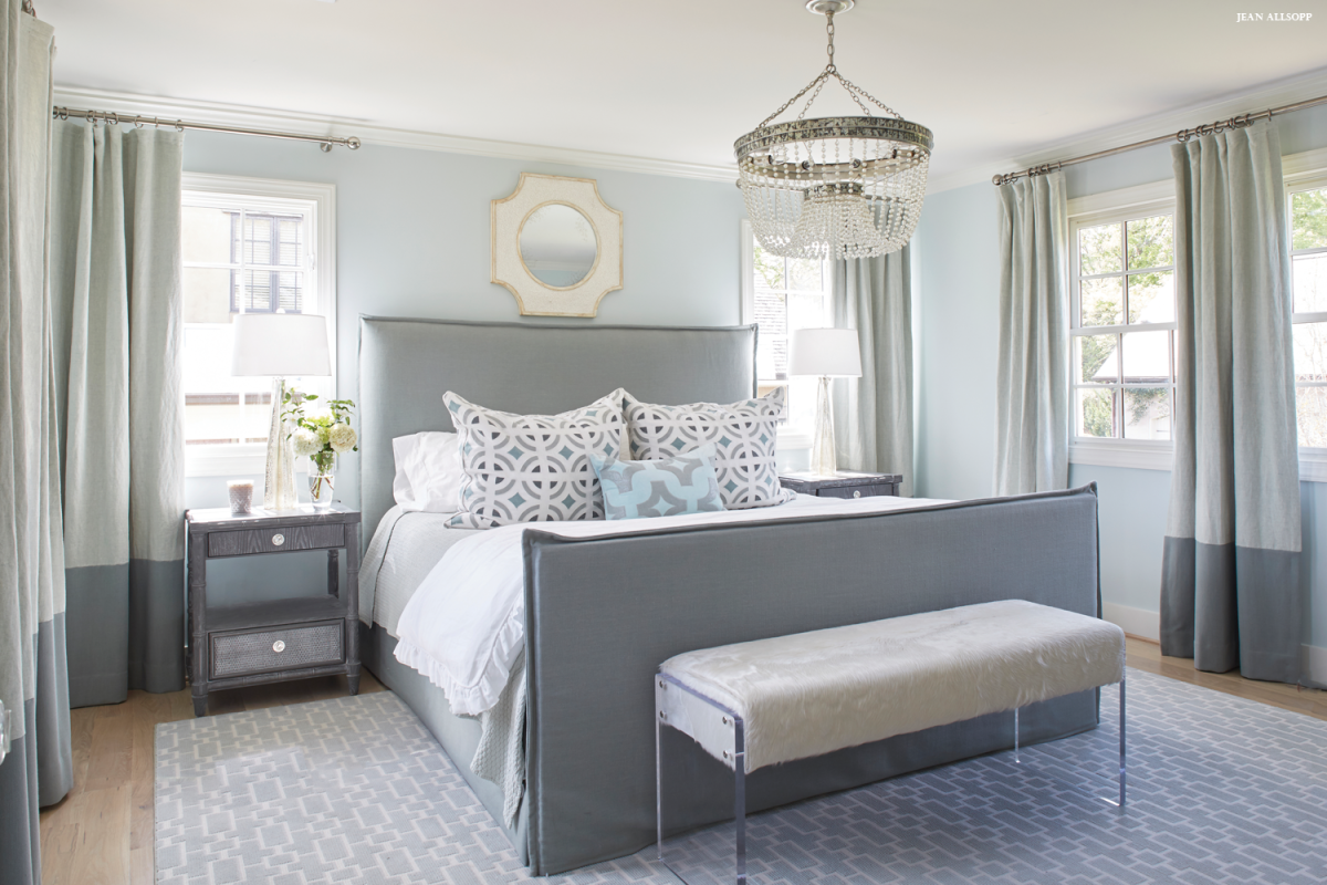 Старая металлическая кровать в интерьере