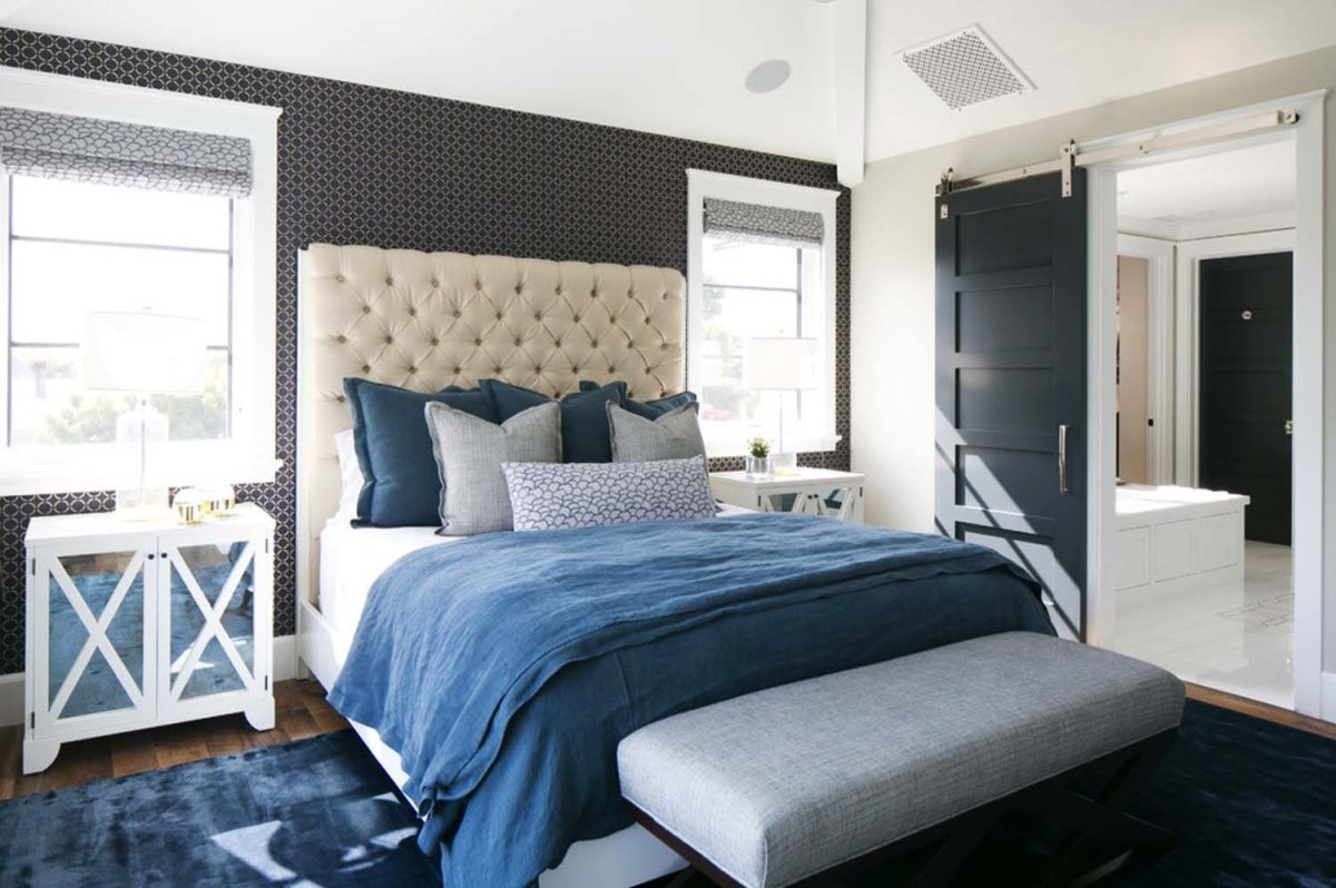 Бело голубая кровать