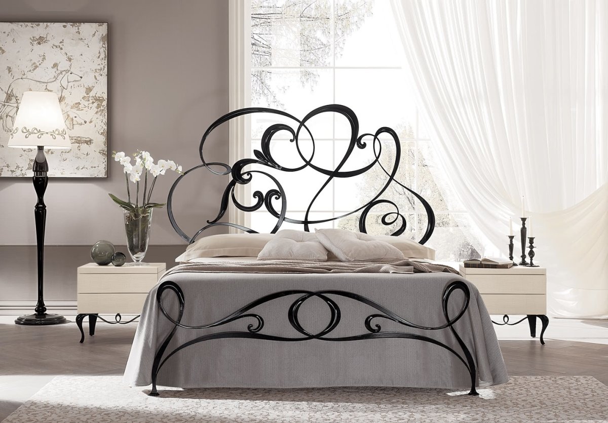 Кованая кровать в интерьере спальни