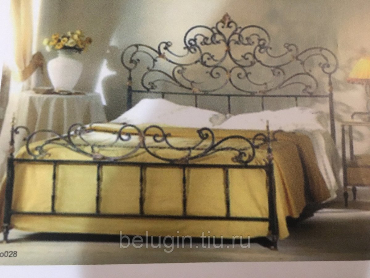 Спальня для девушки с кованной кроватью