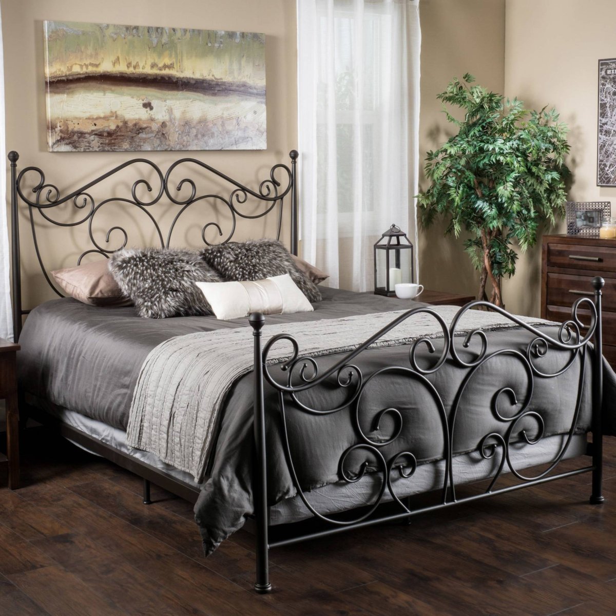Кованная кровать в спокойном интерьере
