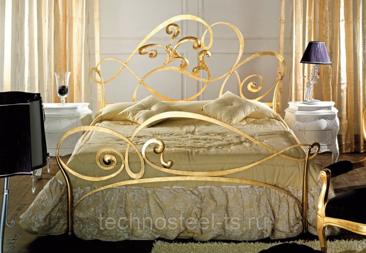 Декор над кованной кроватью