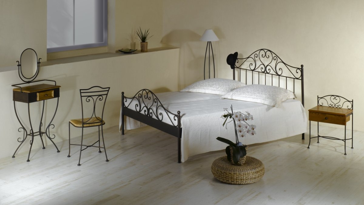 Темно синяя спальня с кованной кроватью