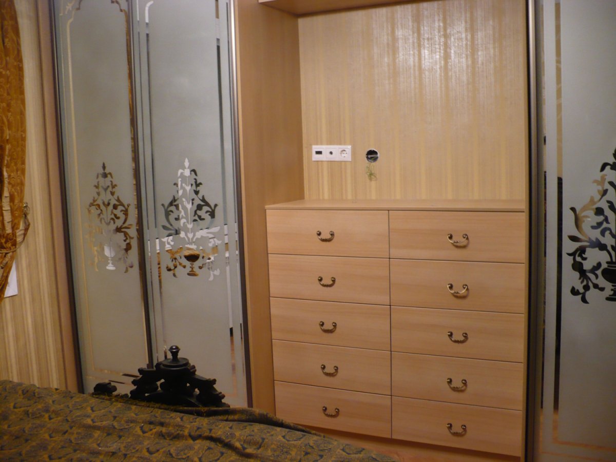 Шкаф купе с комодом сбоку