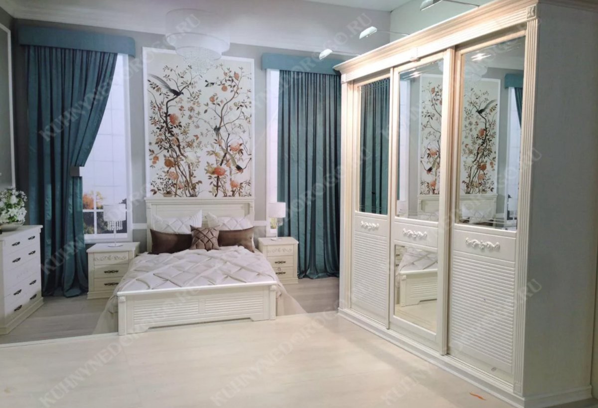 Комод во всю стену