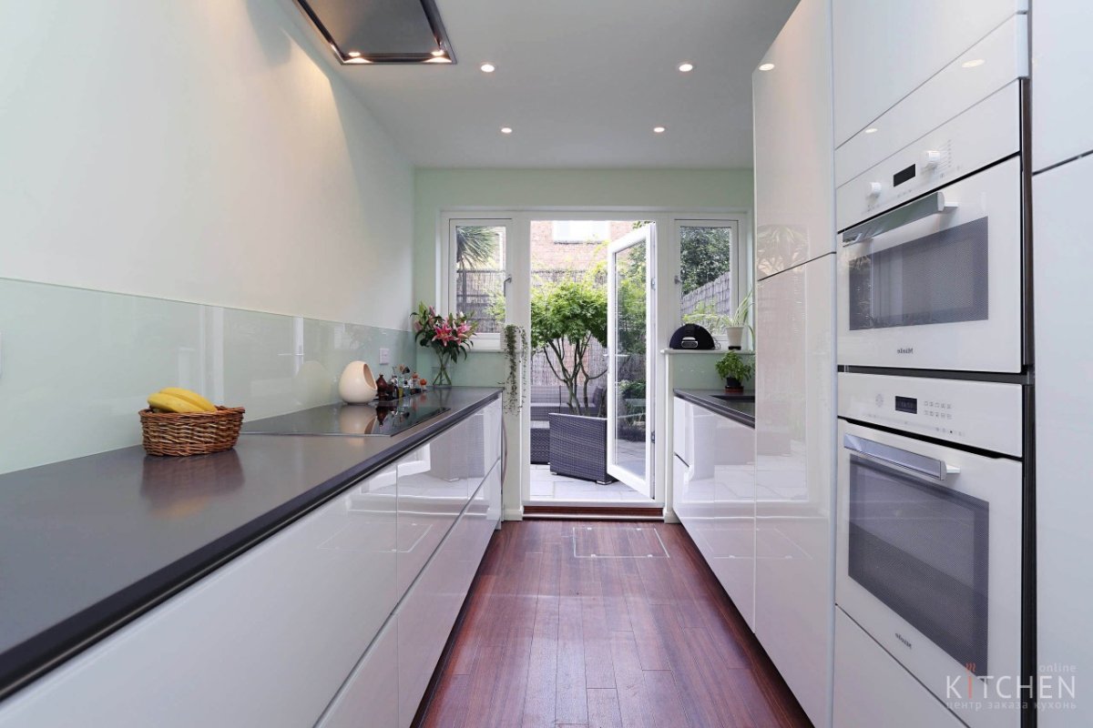 Серая кухня с открытыми полками