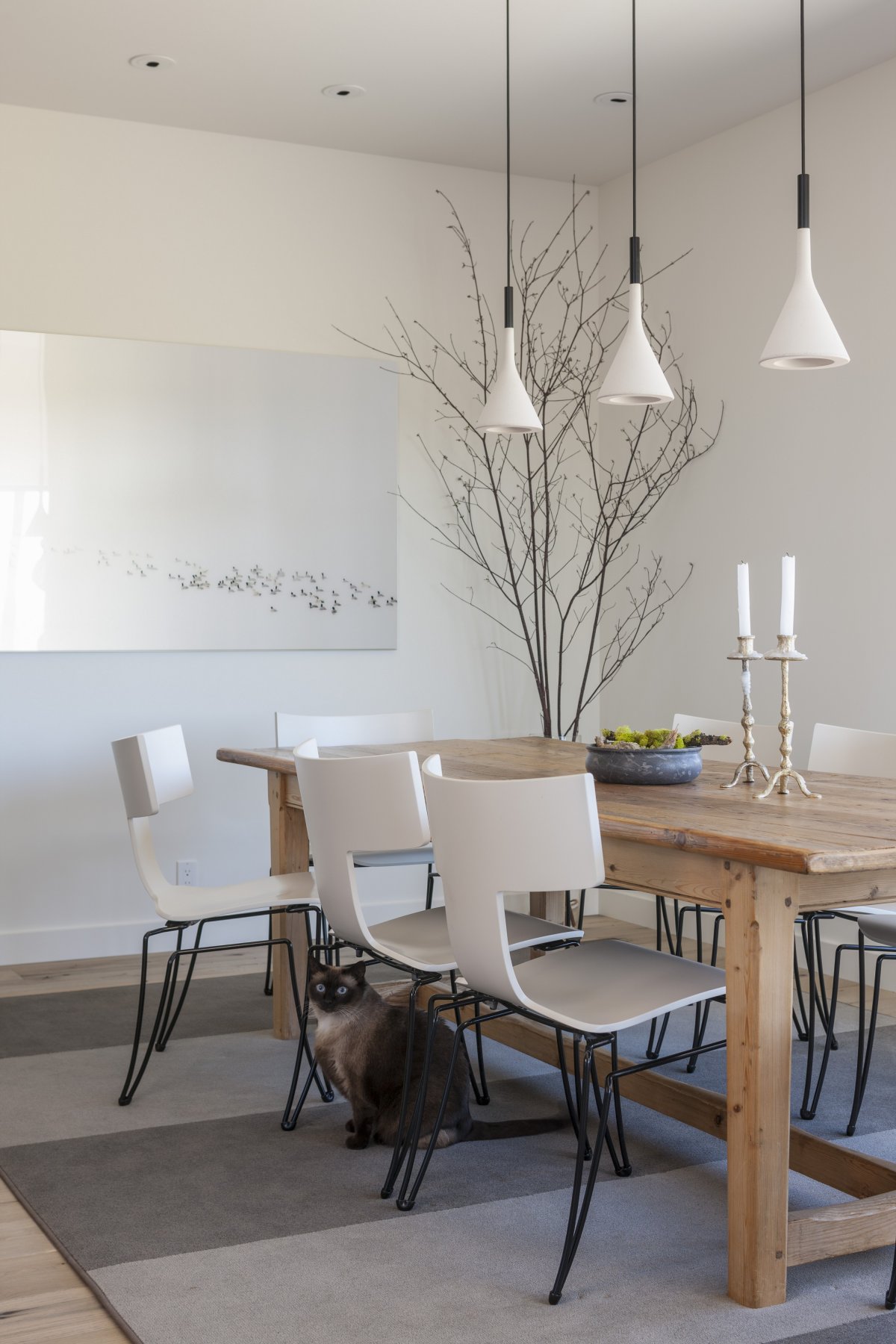 Разноуровневая люстра над обеденным столом