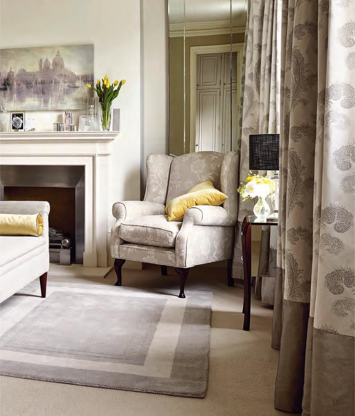 Гостиная с яркими акцентами