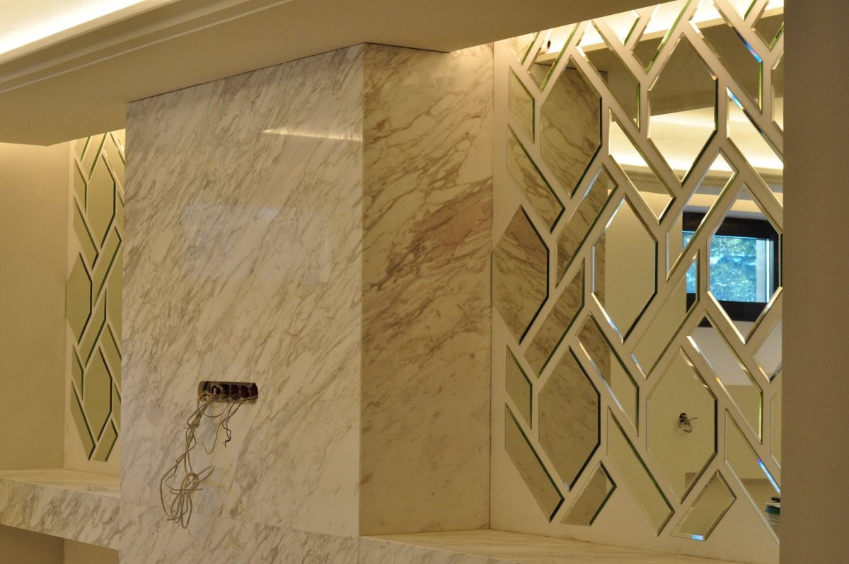 Зеркальное панно с латунным декором