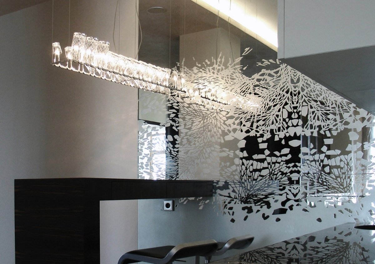 Стеклянный декор на стену