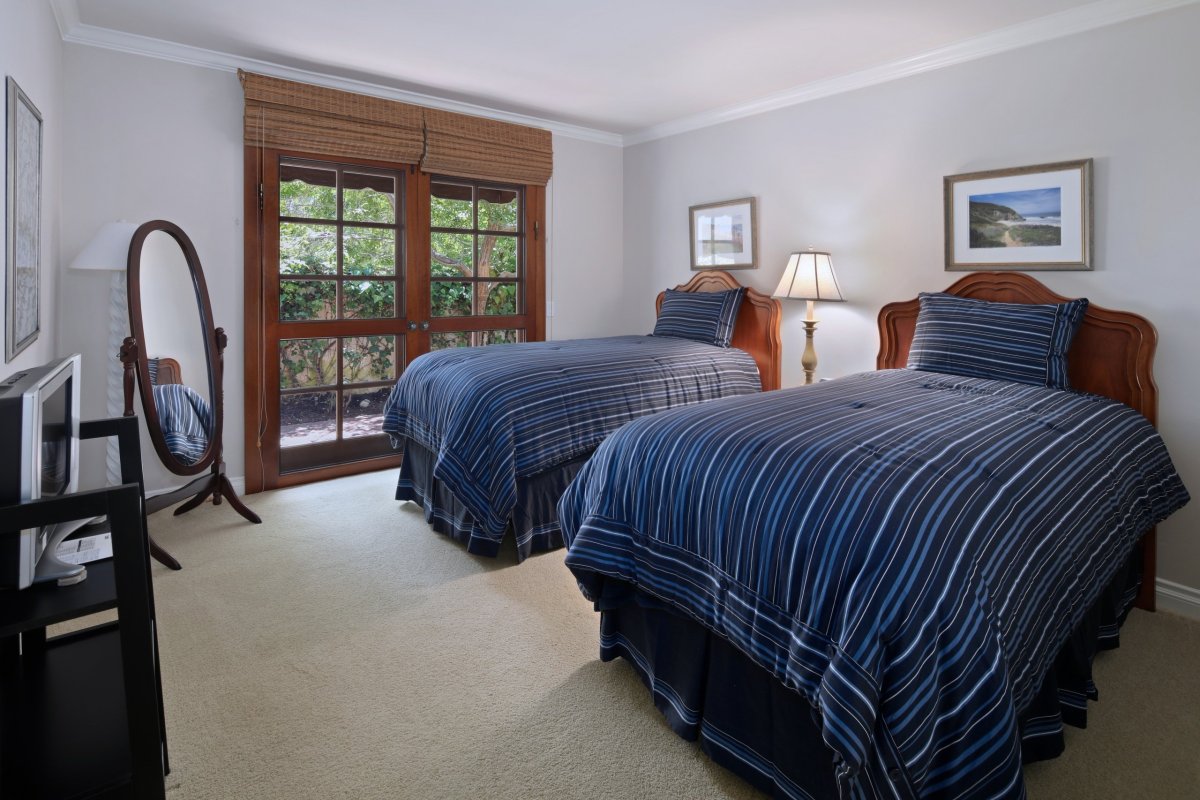 Спальня с 2 кроватями