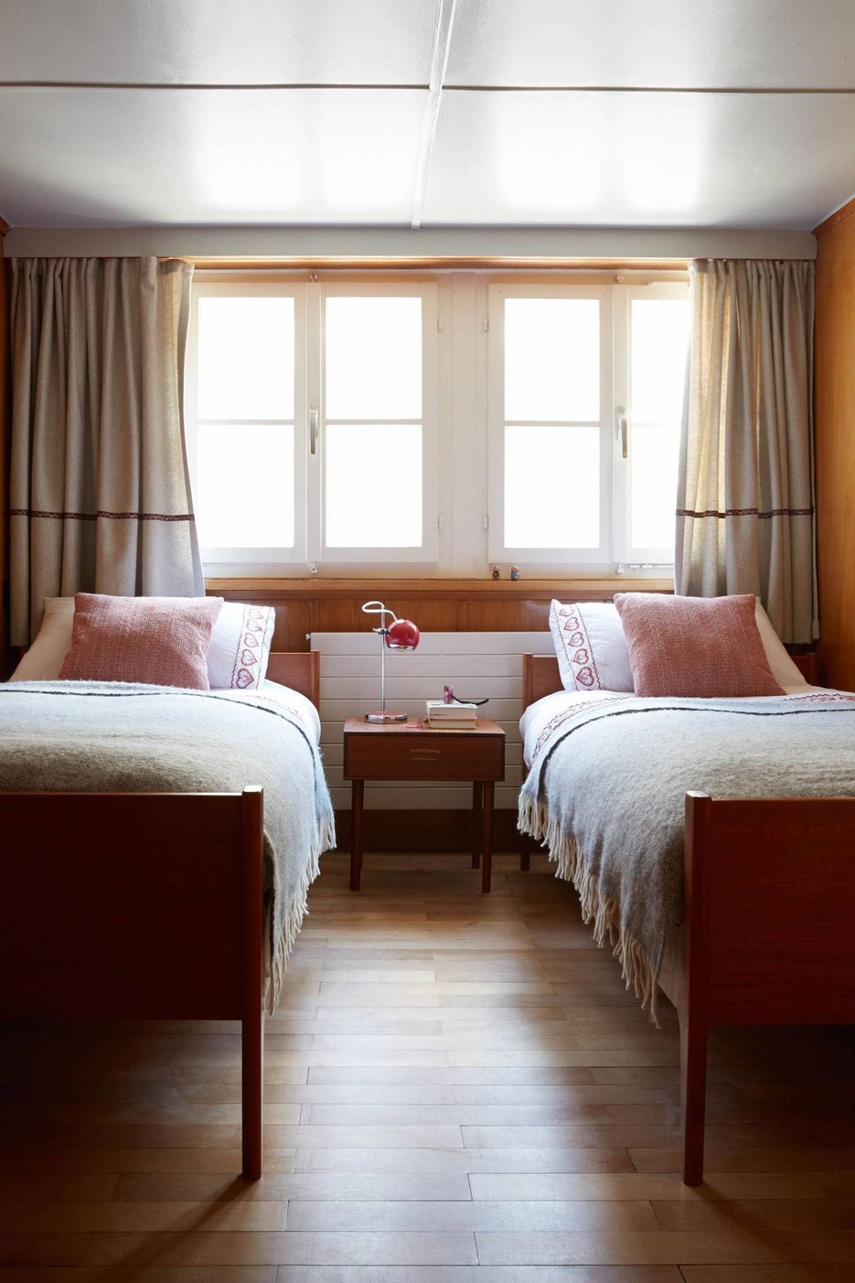 Комната с двумя кроватями современный интерьер