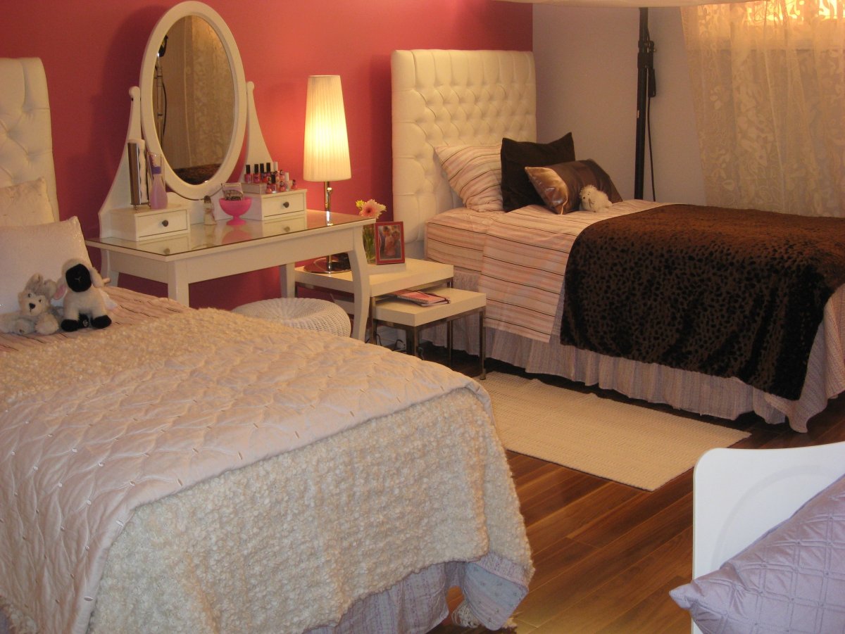 Интерьер спальни с двумя кроватями