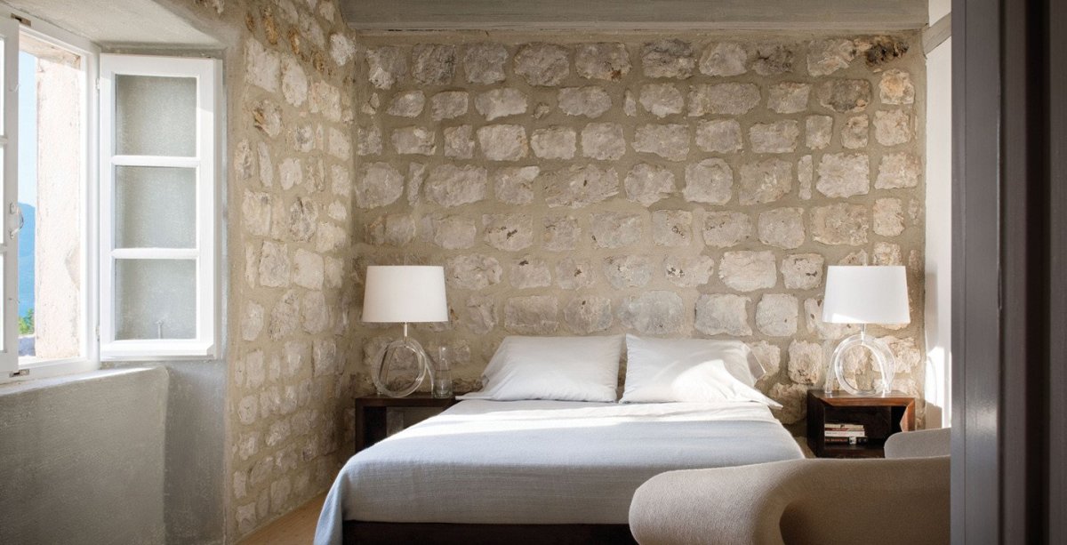 Каменная стена в интерьере спальни