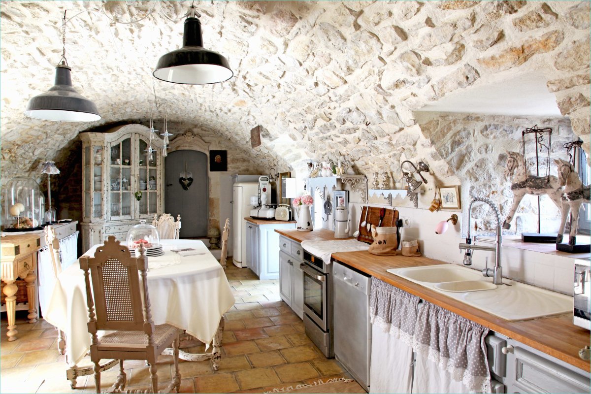 Кухня в стиле Прованс с декоративным камнем