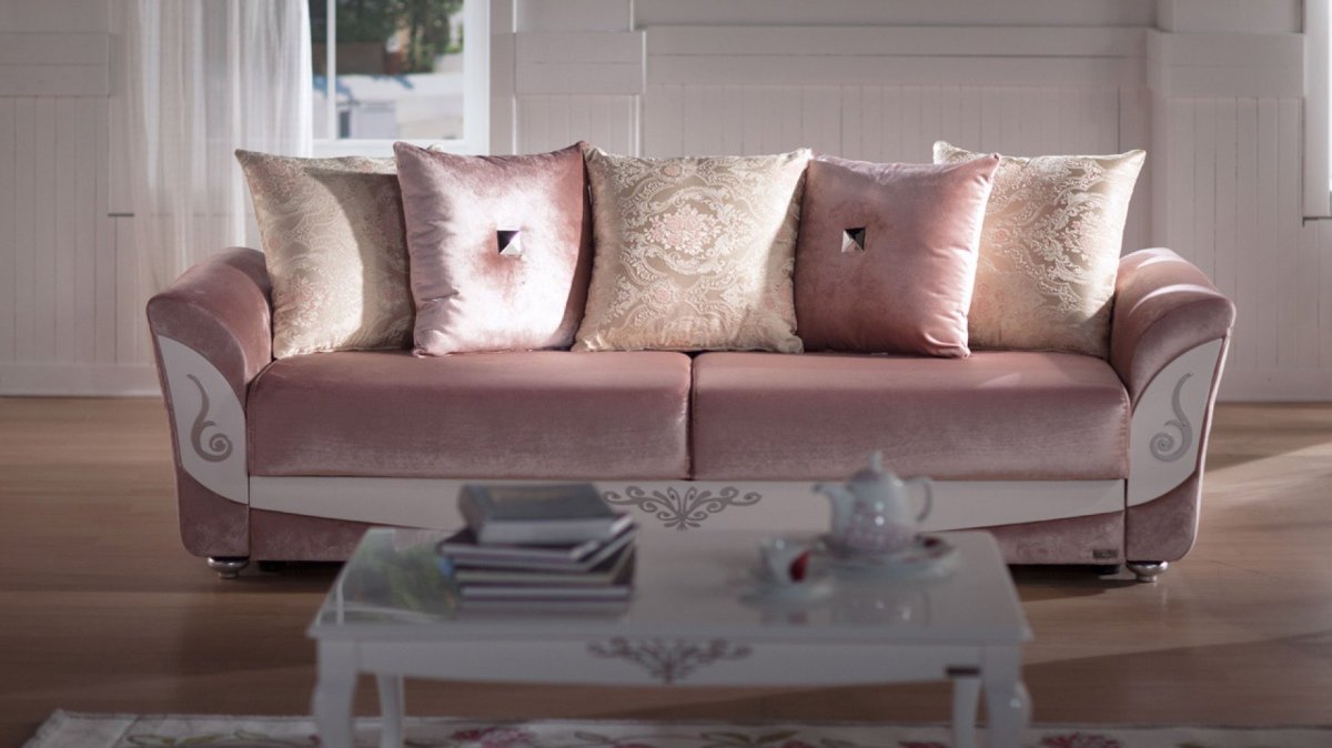Пудровый диван в интерьере