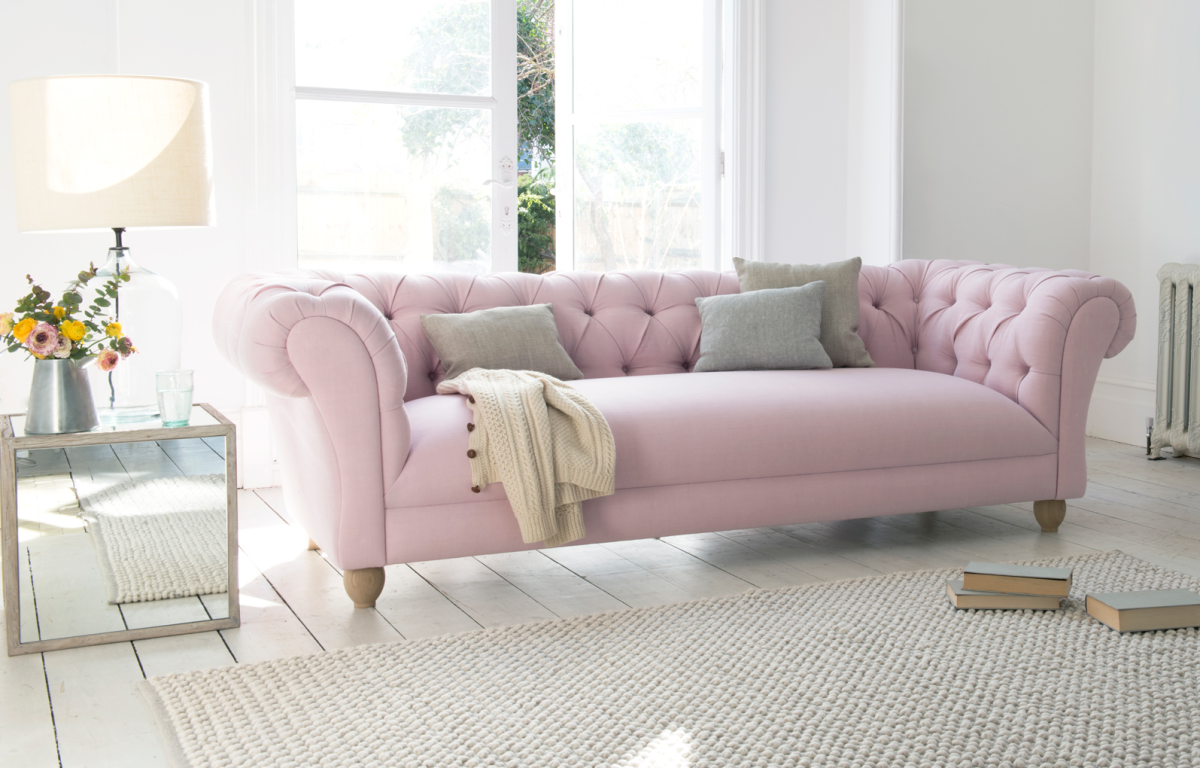 Серо розовый диван