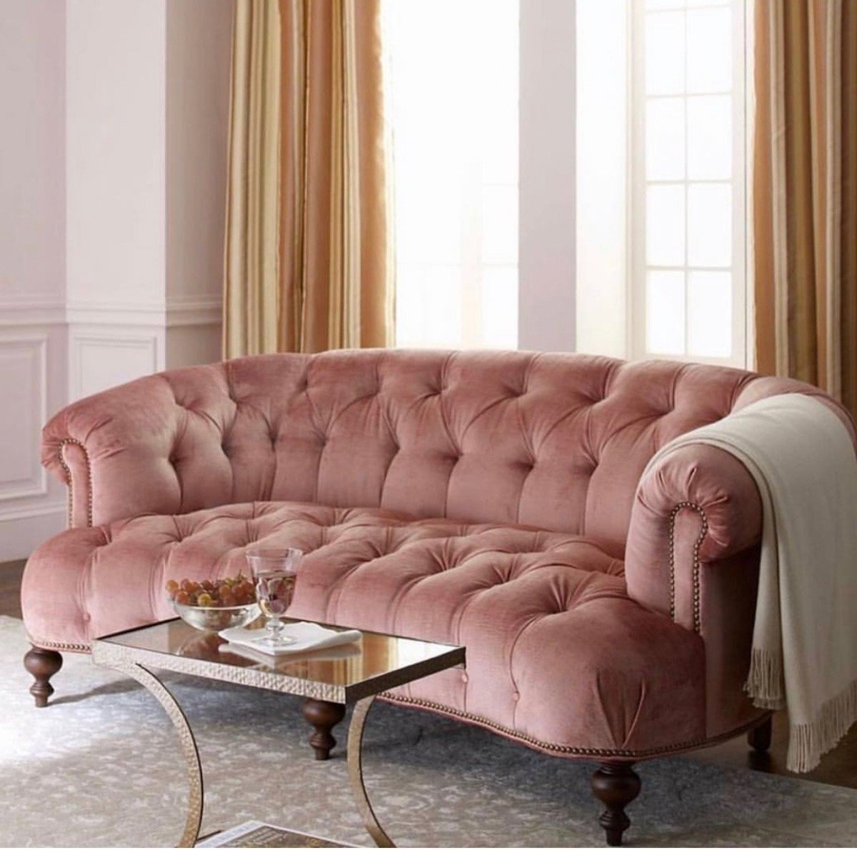 Розовый диван в гостиной
