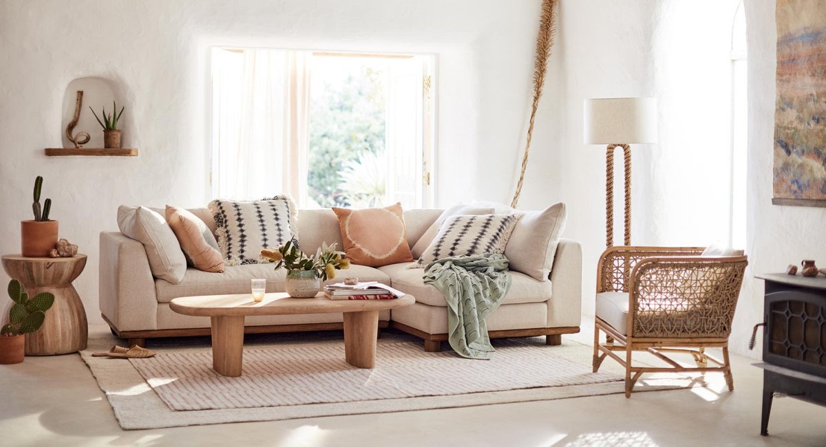 Пудрово розовый диван