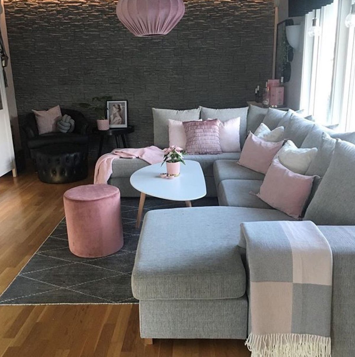 Гостиная в пепельных тонах