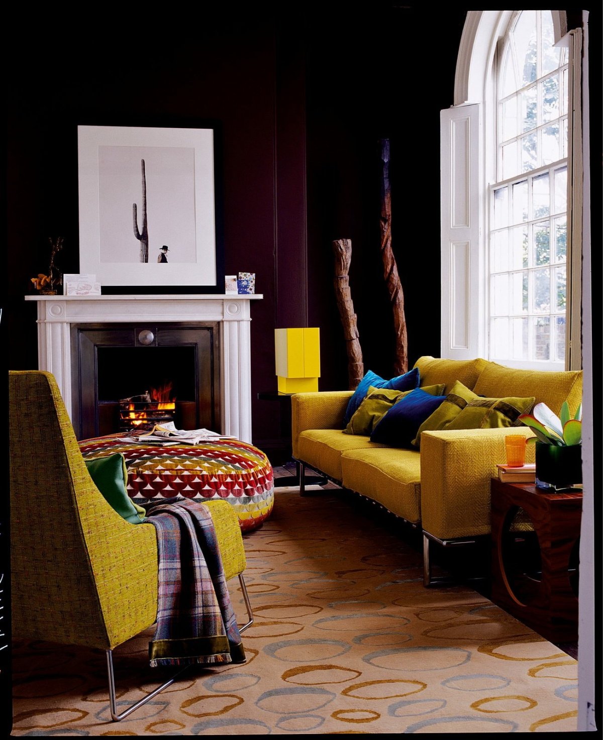 Желтые стены в гостиной