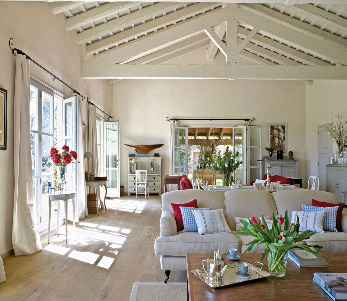 Белый дерево бетон интерьер