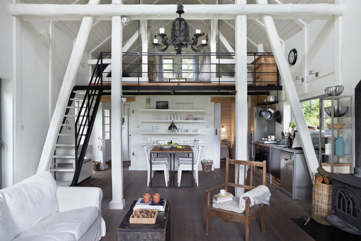 Интерьер с потолочными балками