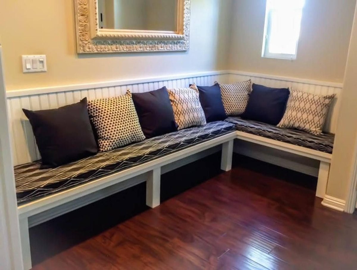 Кухонный уголок с подушками