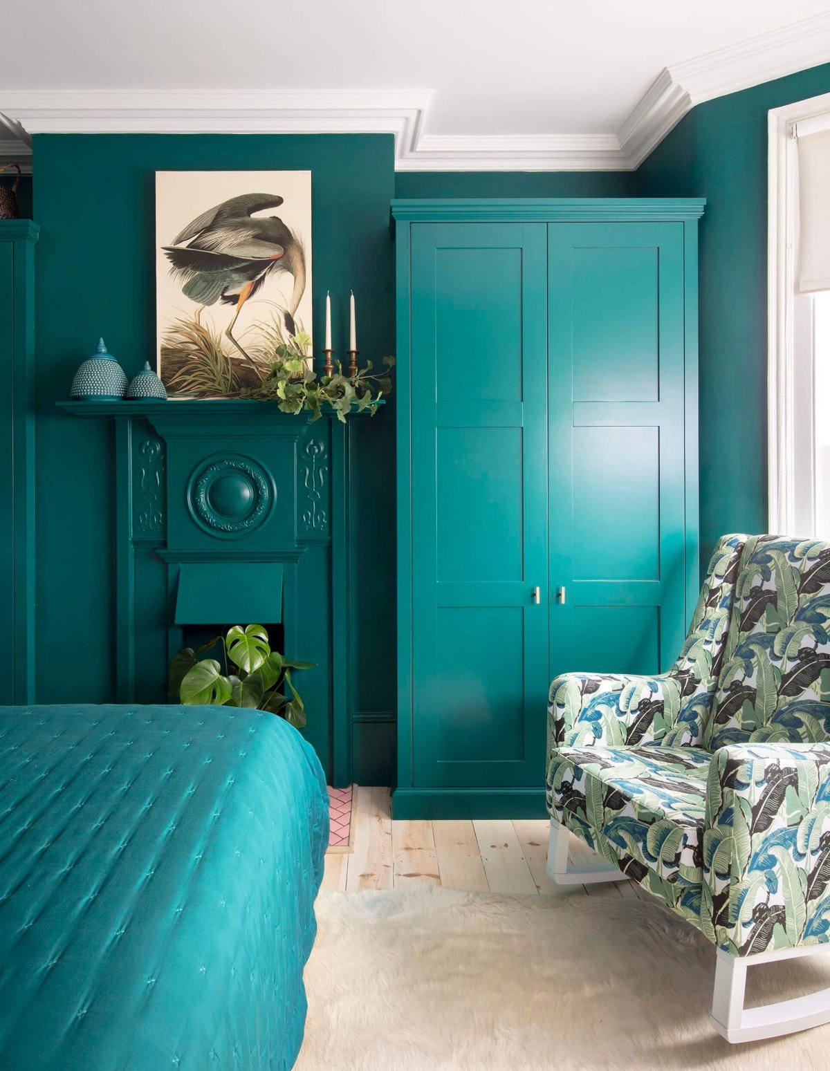 Бирюзовый шкаф в интерьере