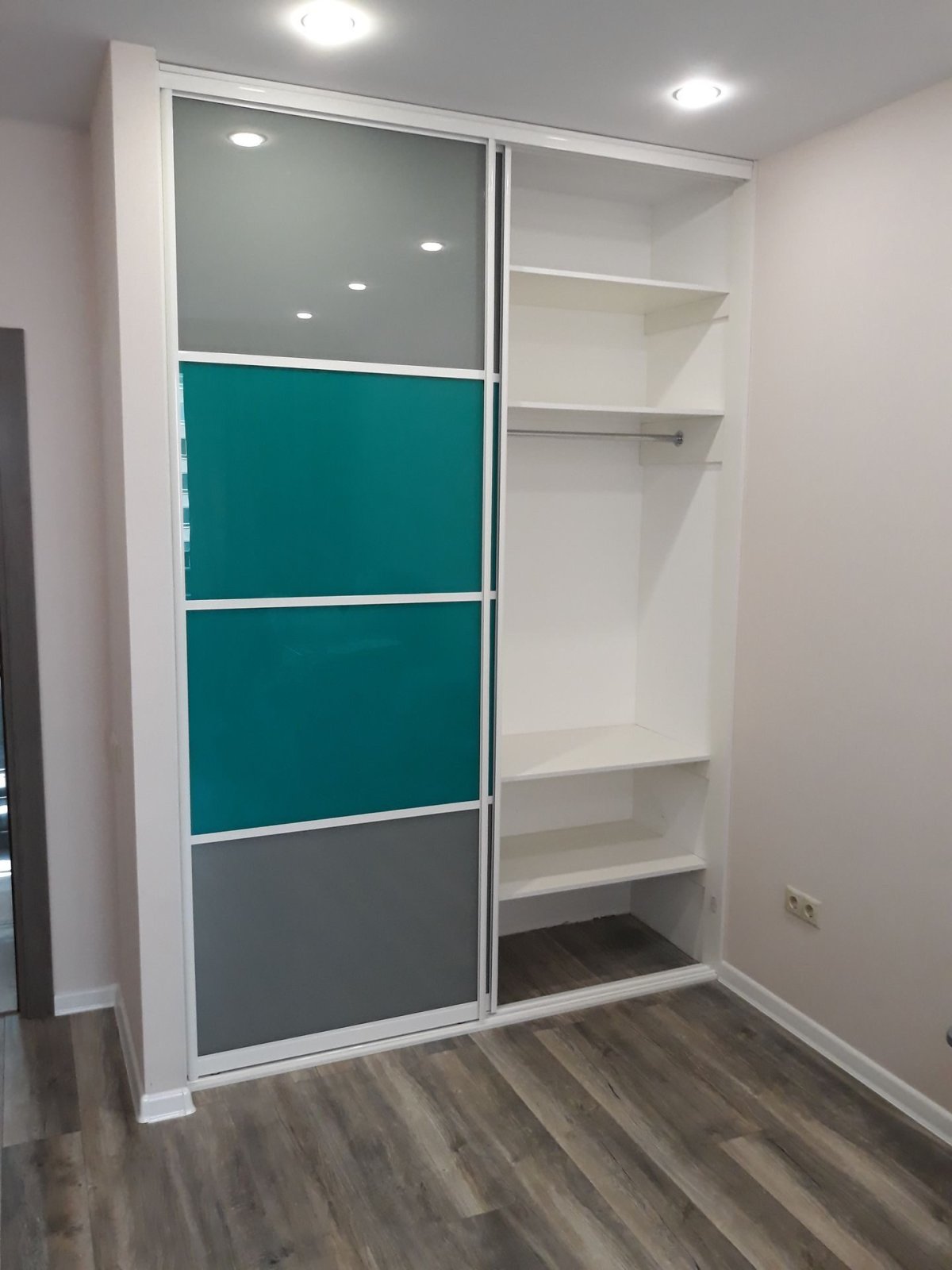 Бирюзовый шкаф в интерьере